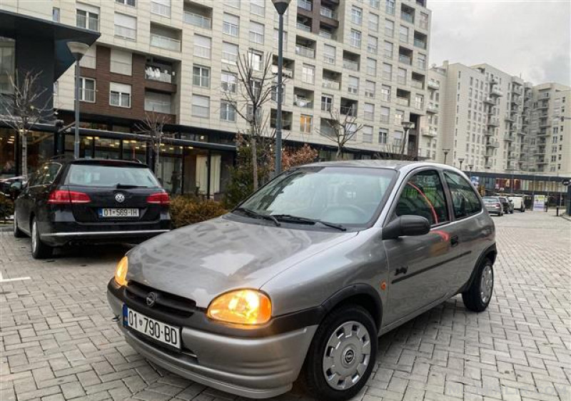 Shitet Opel Corsa 1.4 benzin Tel 044-647-279