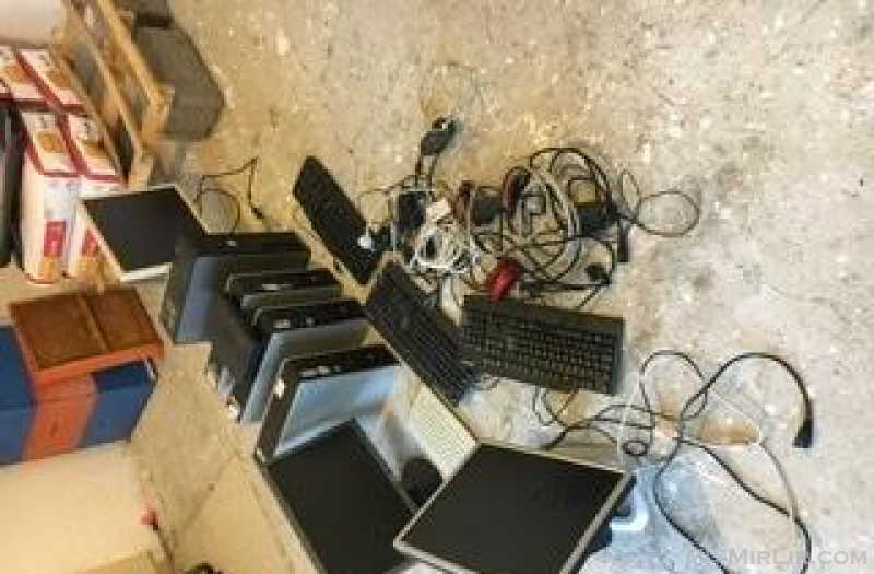 Shiten dy PC shtepiza kompjuter, dhe një monitor
