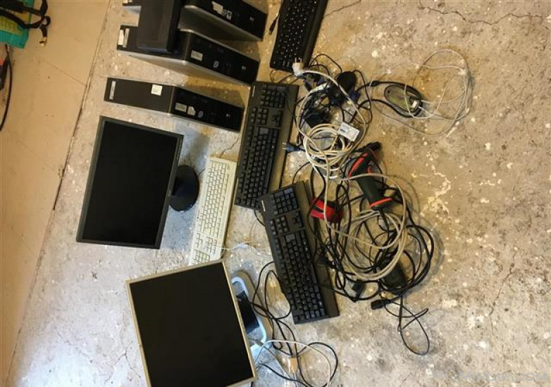 Shiten dy kompjuter, një monitor komplet