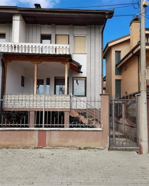 Shitet shtëpia në Gjakovë 