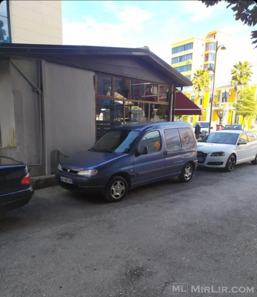 Shitet ose nderrohet Peugeot Partner 1.8 benzin, makine per invalid