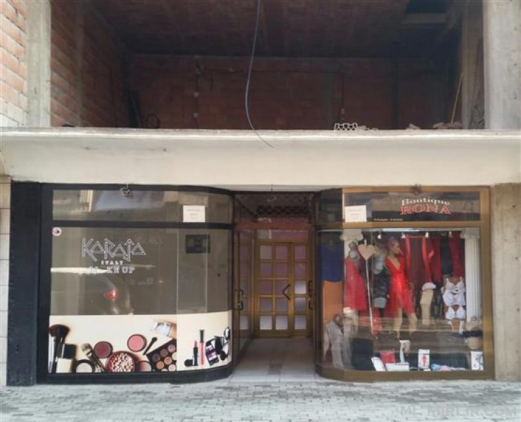 Shitet shtepia me dy dyqane ne qender te Prizrenit