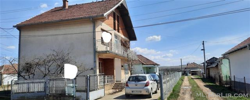 Shiten 2 shtëpi në 33 ari truall në Uglarë në Fushë Kosovë