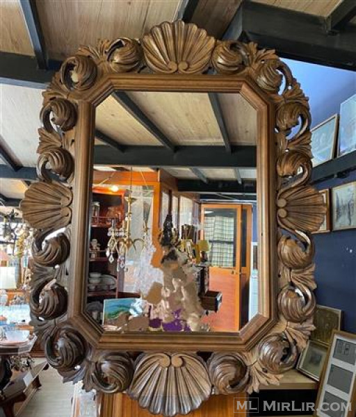 Pasqyre me kornize druri, stil rococo.