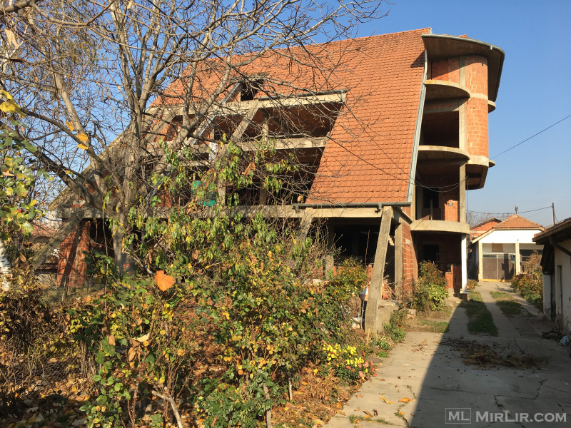 Tokë ndërtimi ekskluziv me shtëpi në Fushë Kosovë