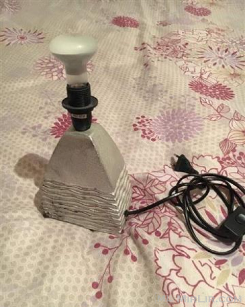 Llamp elektrike per tavolinë dhome