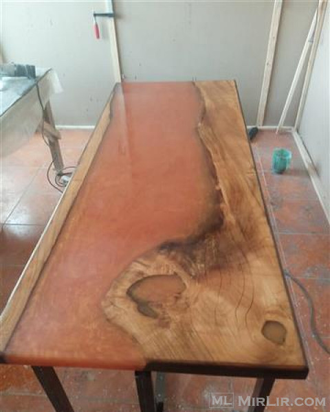 Tavoline nga dru plepi i punuar me epoxyd rosin 