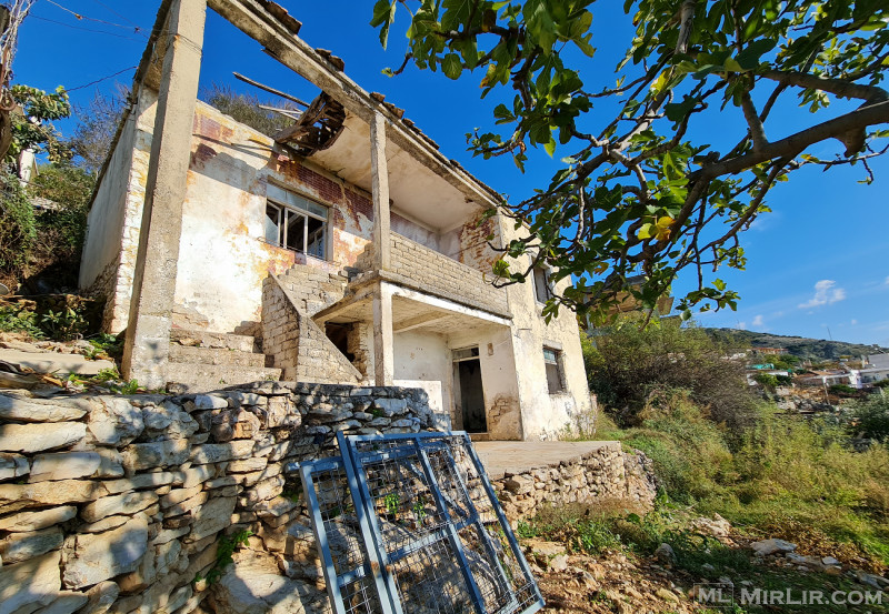 OKAZION Shitet ndërtesë + truall në fshatin Qeparo. 