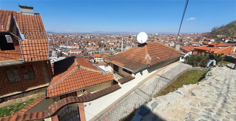 Shitet apo leshohet me qira shtepia ne qender te Prizrenit
