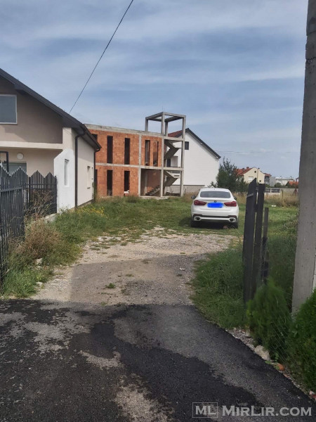 Shiten 10 ari trual në lagje të re Ferizaj,vend i pershtatshem per shtepi 