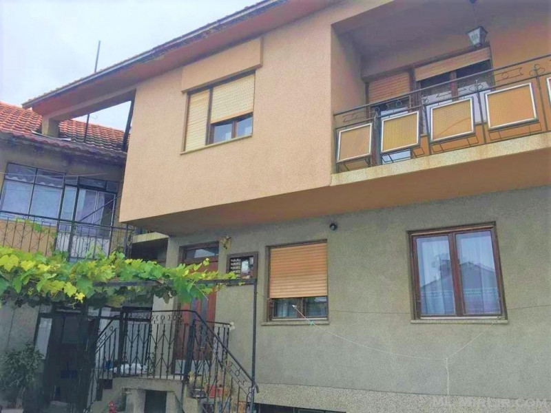 Shiten 2 shtëpi 240 m2 në 2.50 ari afer Shadervanit Prizren