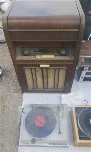 Radio te vjetra dhe gramafon