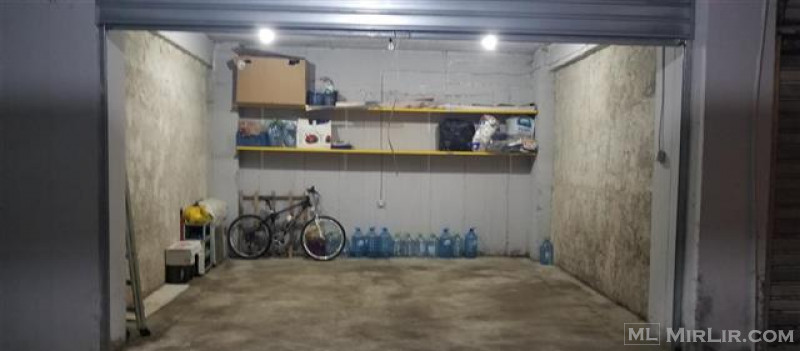 Shiten dy garazhe të mbyllur, Yzberish, Tiranë