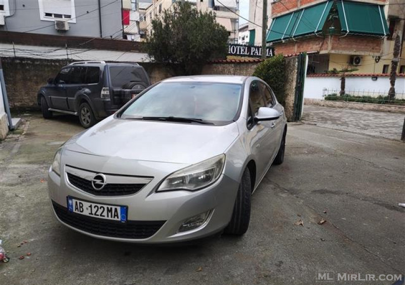 Opel Astra J viti 2012
