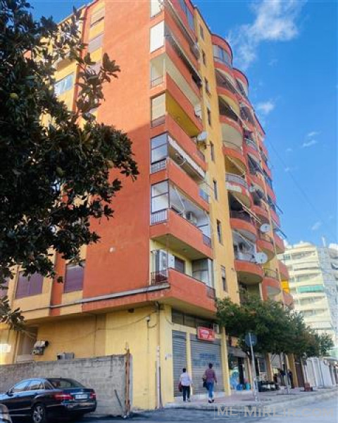 Shitet Apartament 3+1 + 2tualaete + 3 ballkone+ garazh