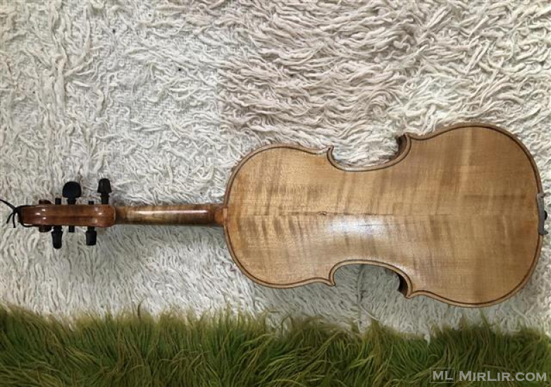 violinë e vjeter Antonio Stradivari