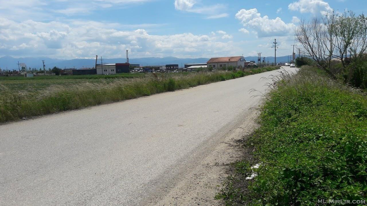 Shiten 1 hektarë e 15 ari tokë rruga Prishtinë-Ferizaj