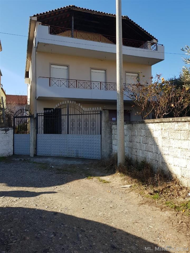 Shitet shtëpia 3-katëshe në Lagjen Shënkoll , Elbasan. 