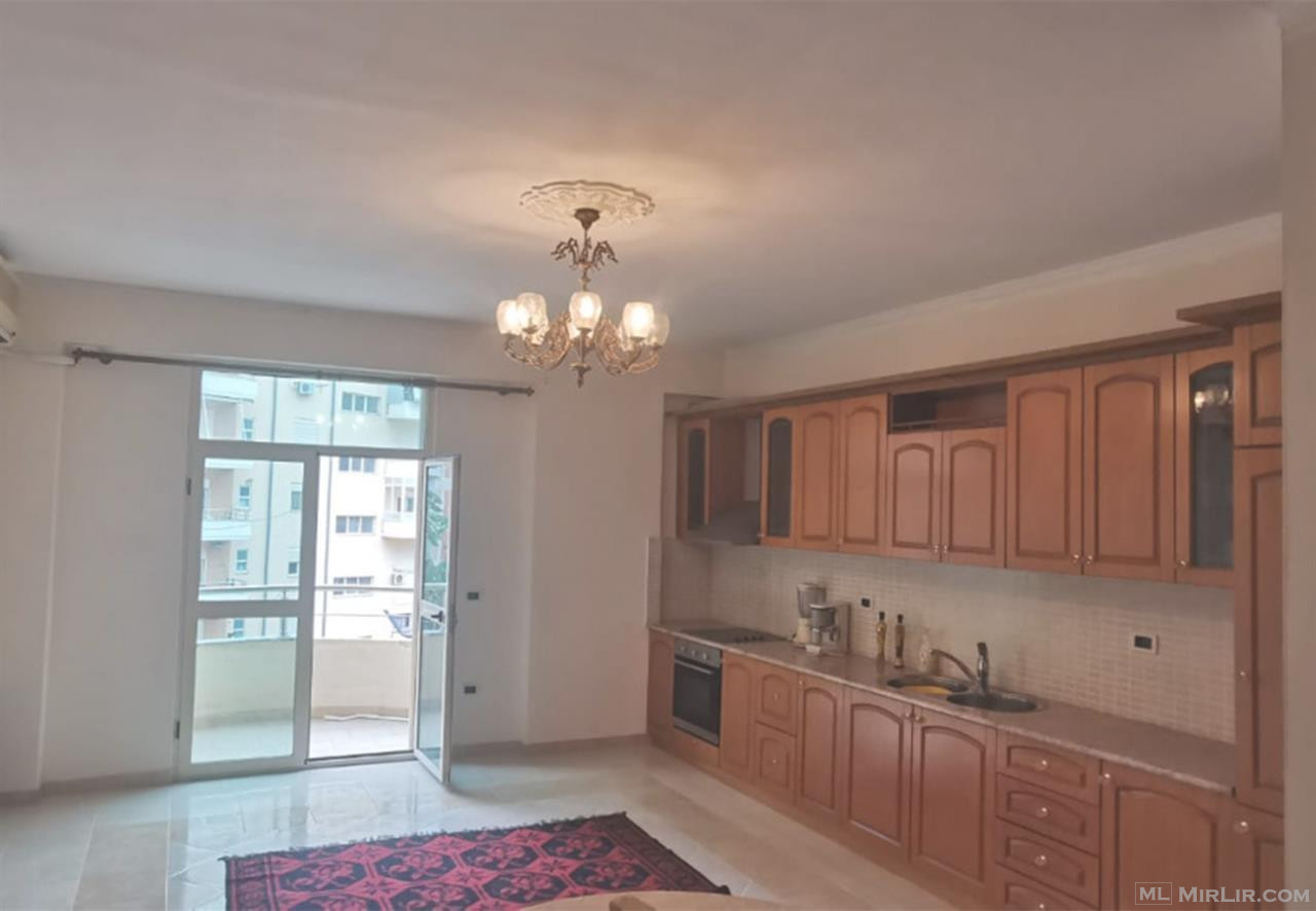 Shitet apartament 2+1+2 në  `Lungomare` Vlorë.