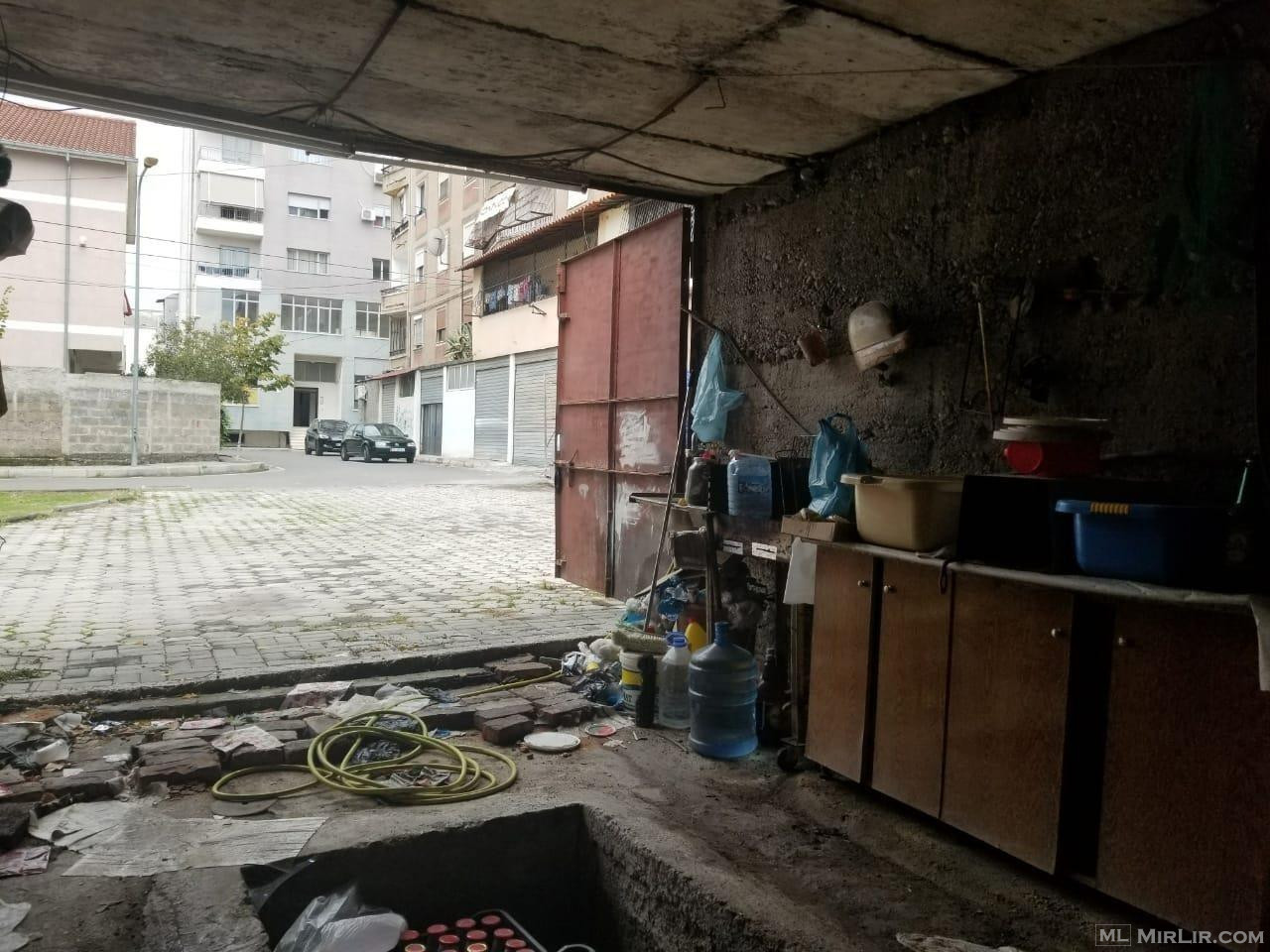 Shitet garazh  në Lagjen Emin Matraxhiu , Elbasan.