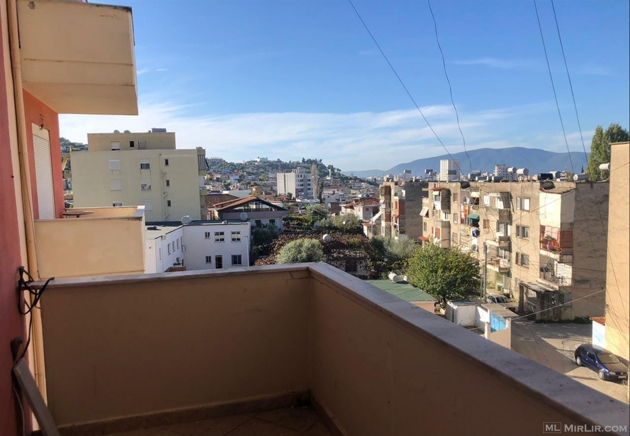 Shitet apartament 2+1 pranë spitalit Vlorë .
