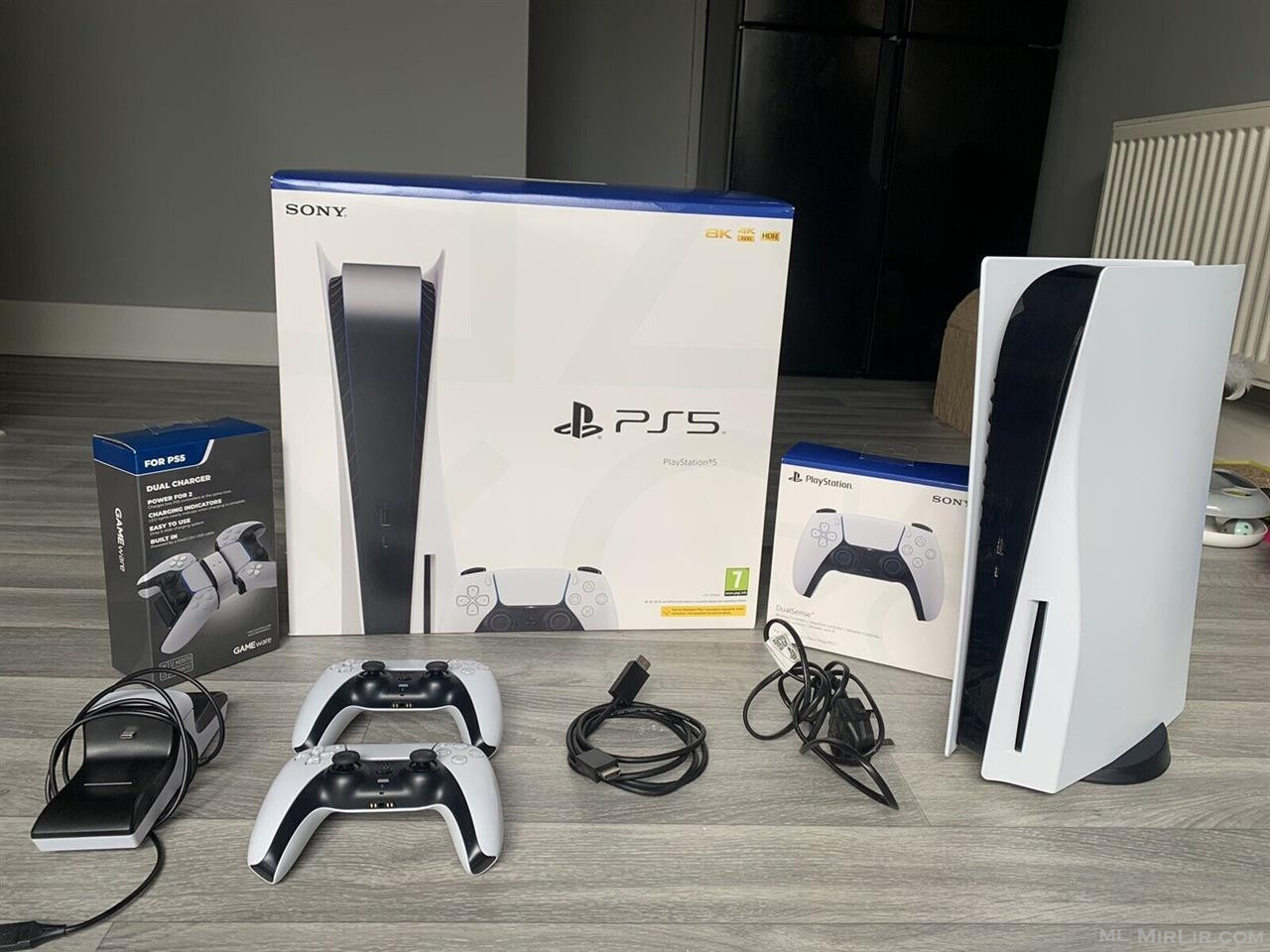 PS5 consule with 2x controllers charging base