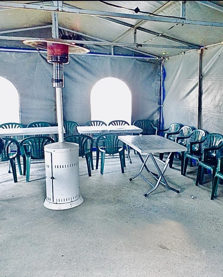 tenda dimrore me nxemje tavolina dhe karrika  044280873
