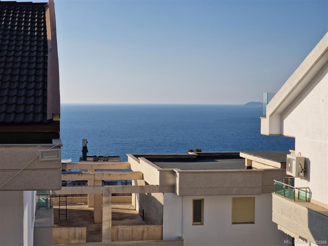 Okazion shitet apartament me pamje nga deti ne uje te ftohte