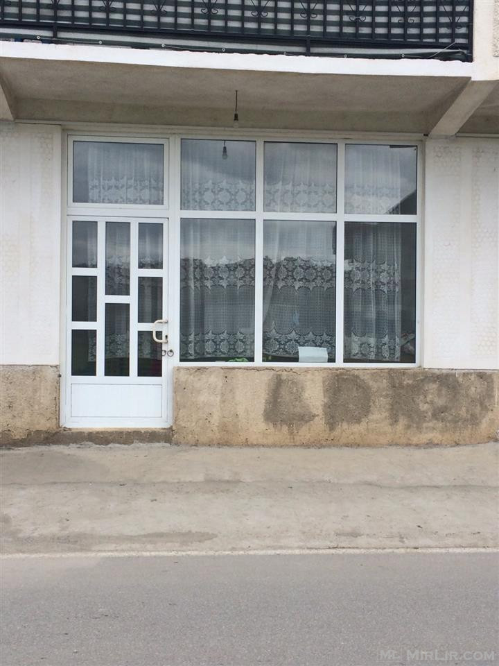 Dritare alumini e madhe e ngjitun me derë
