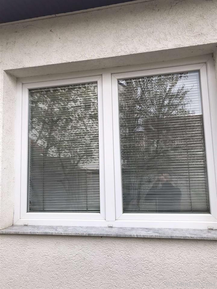 Shiten Dera e hymjes dhe dritare te plastikes