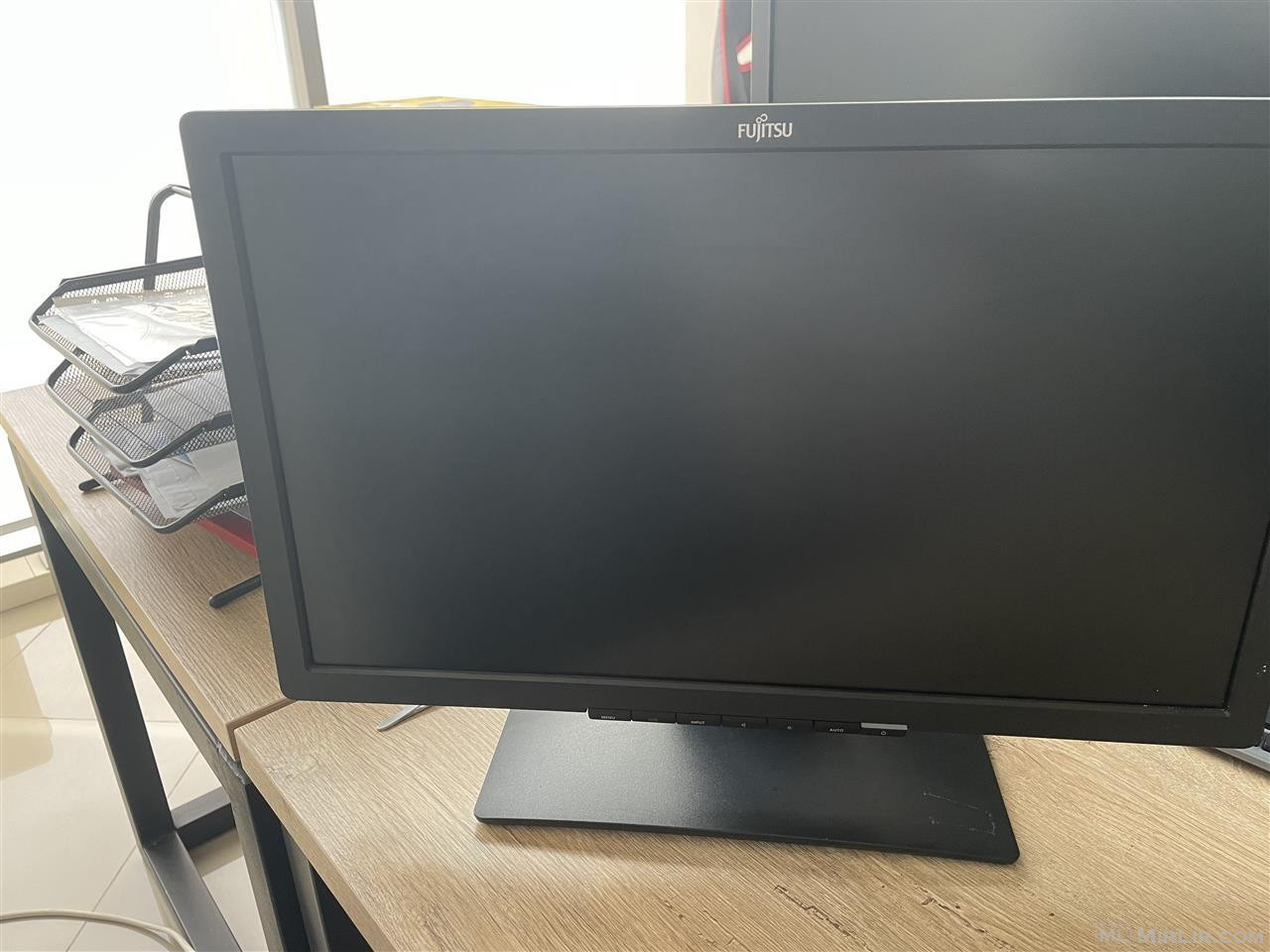 Shiten monitor per kompjutera zyrash dhe shtepi