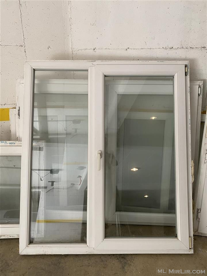 Dy dritare me dy krah plastikes Trocal 