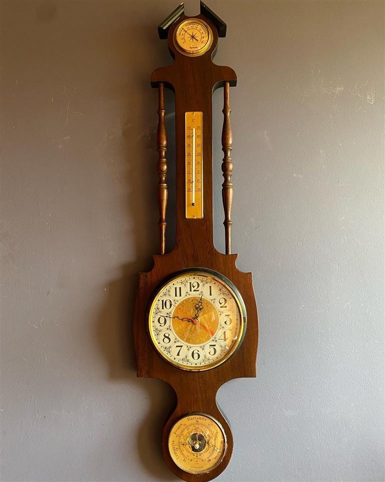 Ore muri me barometer, termometer dhe higrometer, dru.