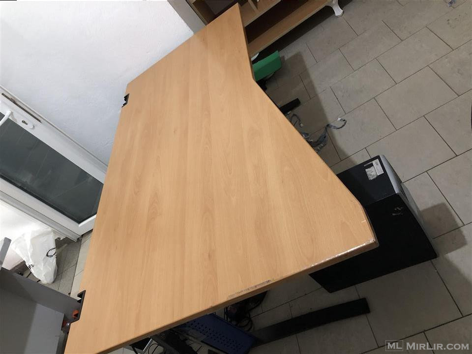 Tavoline e pershtashme per zyre 