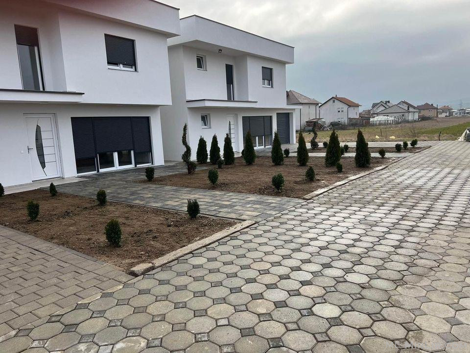 Ofrohet për #shitje dy shtëpi dhe parcela në Fushë Kosovë