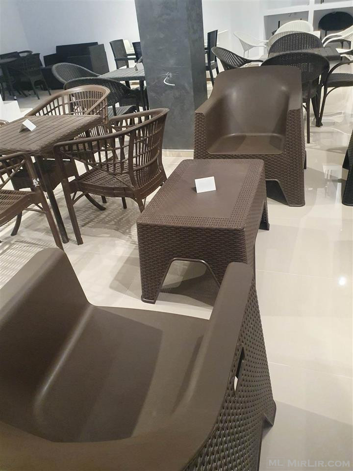 Shiten karrige dhe tavolina plastike