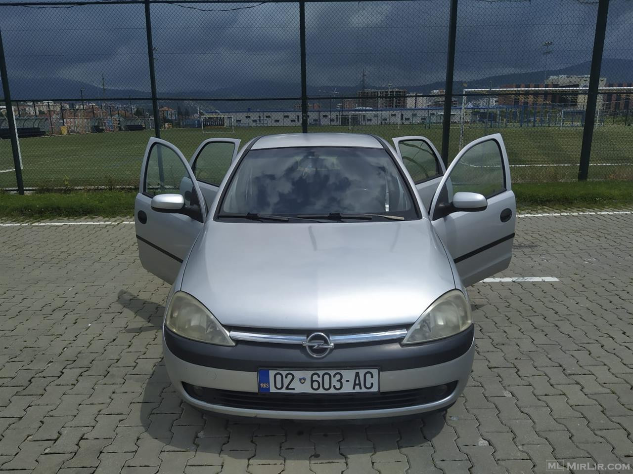 Shitet vetura Opel Corsa 1.7 Diesel me cmim te volitshem