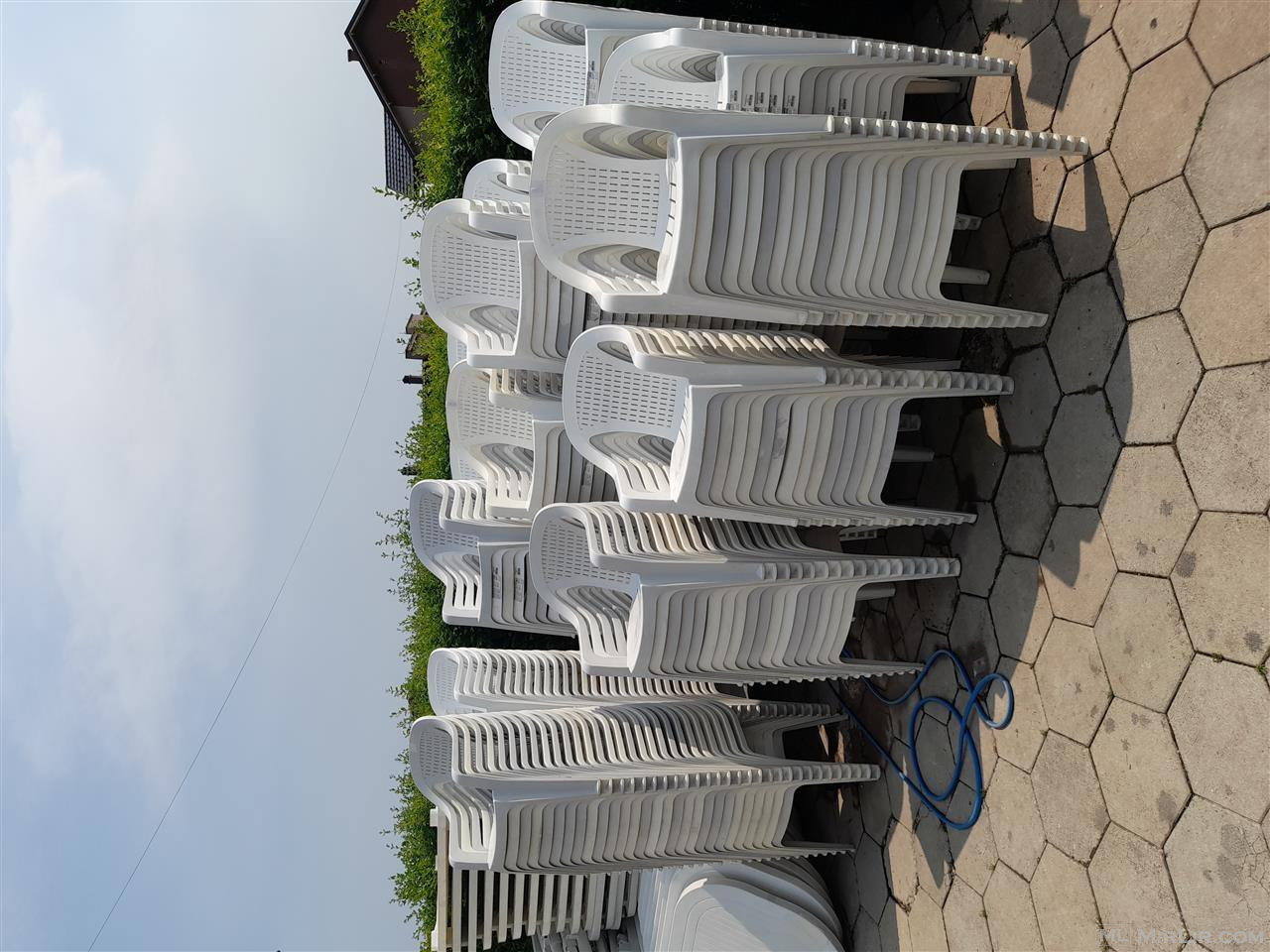 tenda ne sherbim si dhe karrika tavolina ne ter kosoven 24 n
