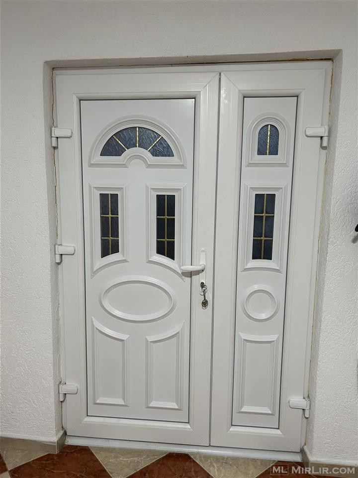 Dere dhe dritare me roletne 