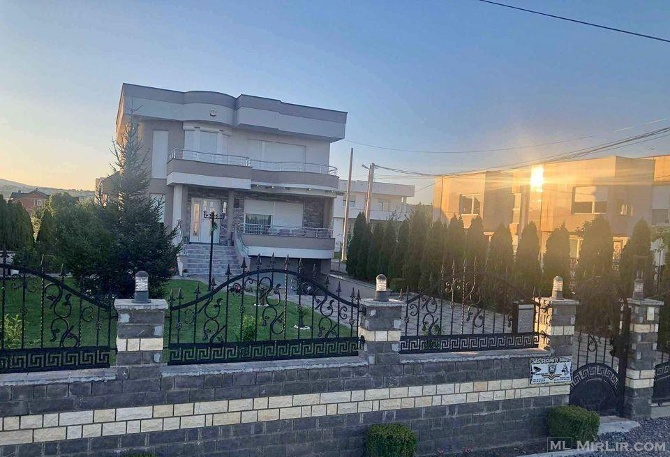 Ofrohet për shitje Shtëpia 315m2 me 4 ari në Gjilan.
