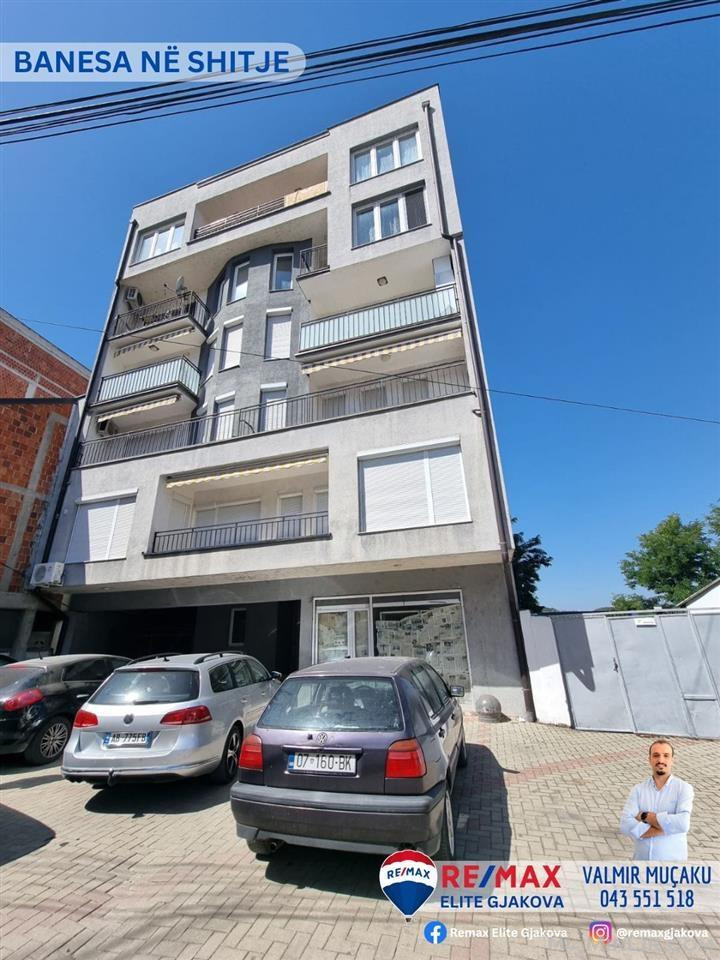 Shitet banesa me lokal dhe 2 garazha në Gjakovë