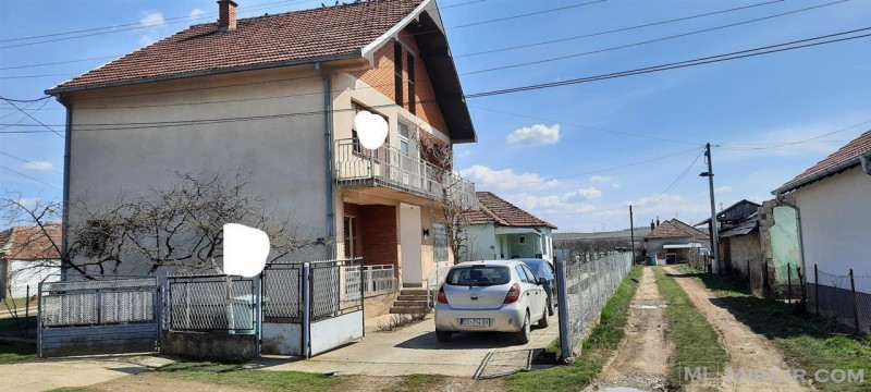 Shiten 2 shtëpi në 33 ari truall në Uglarë në Fushë Kosovë