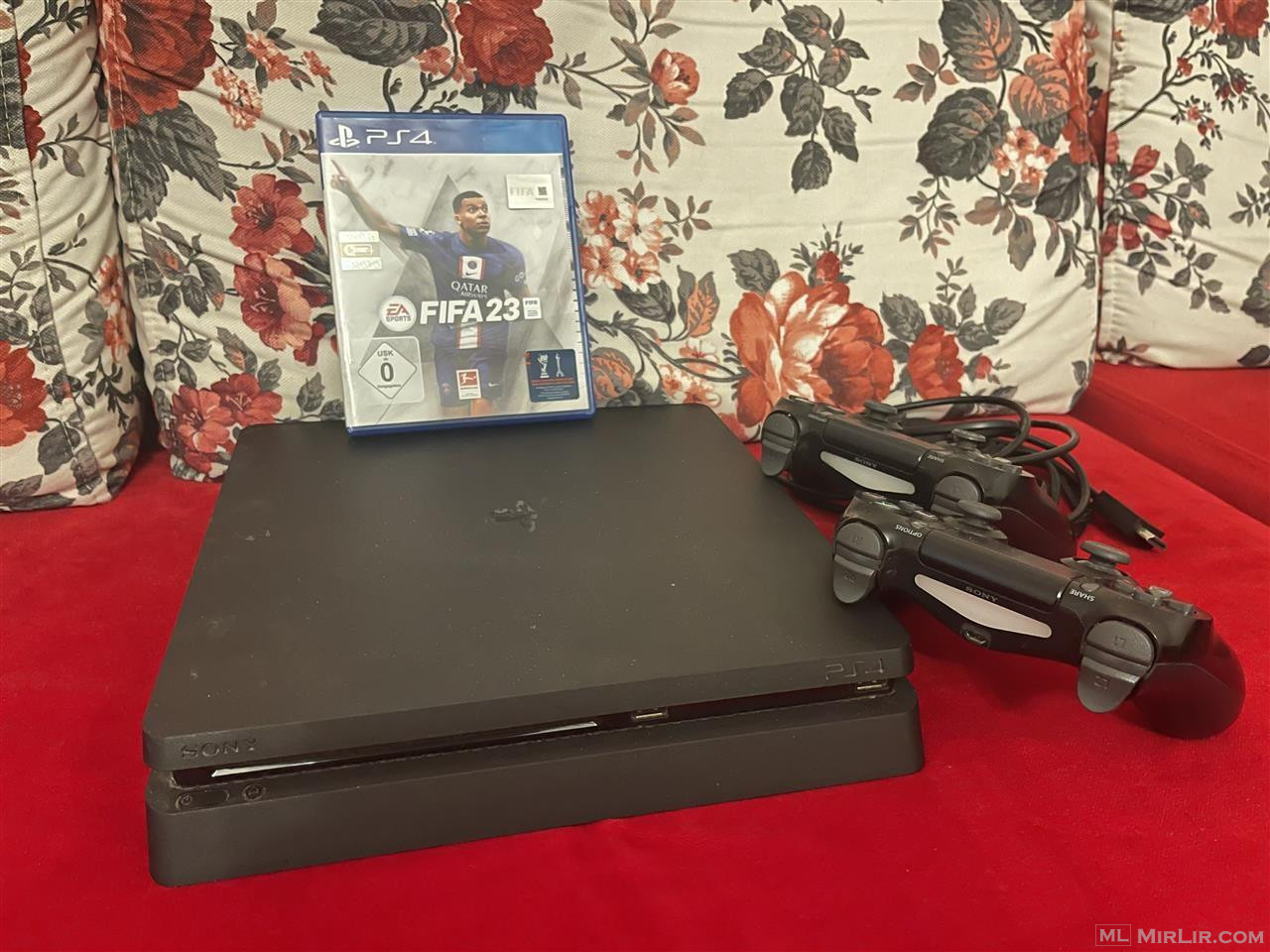 PS4 Slim me dy leva dhe FIFA 23 