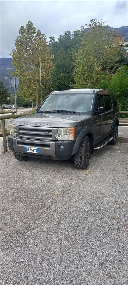 Land rover discovery 3.  