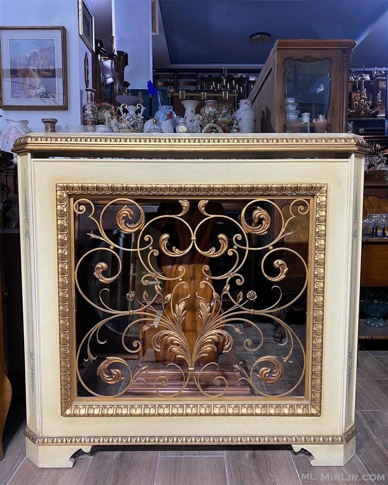 Oxhak dekorativ stil venecian druri me mermer dhe bronz.