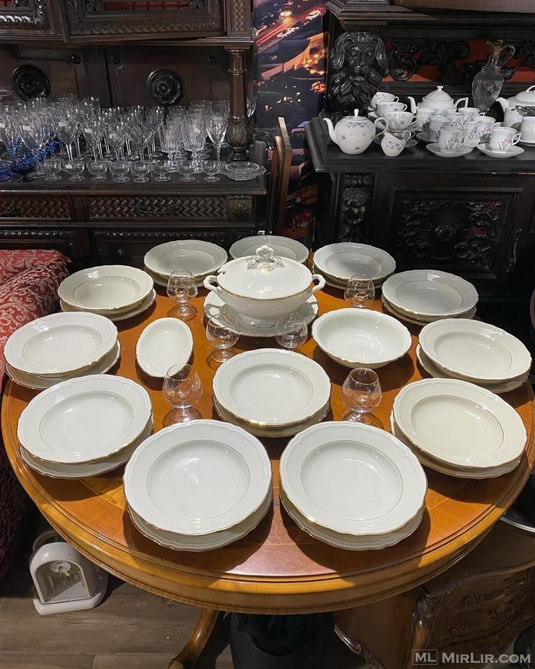 Set pjatash porcelani per 12 persona.
