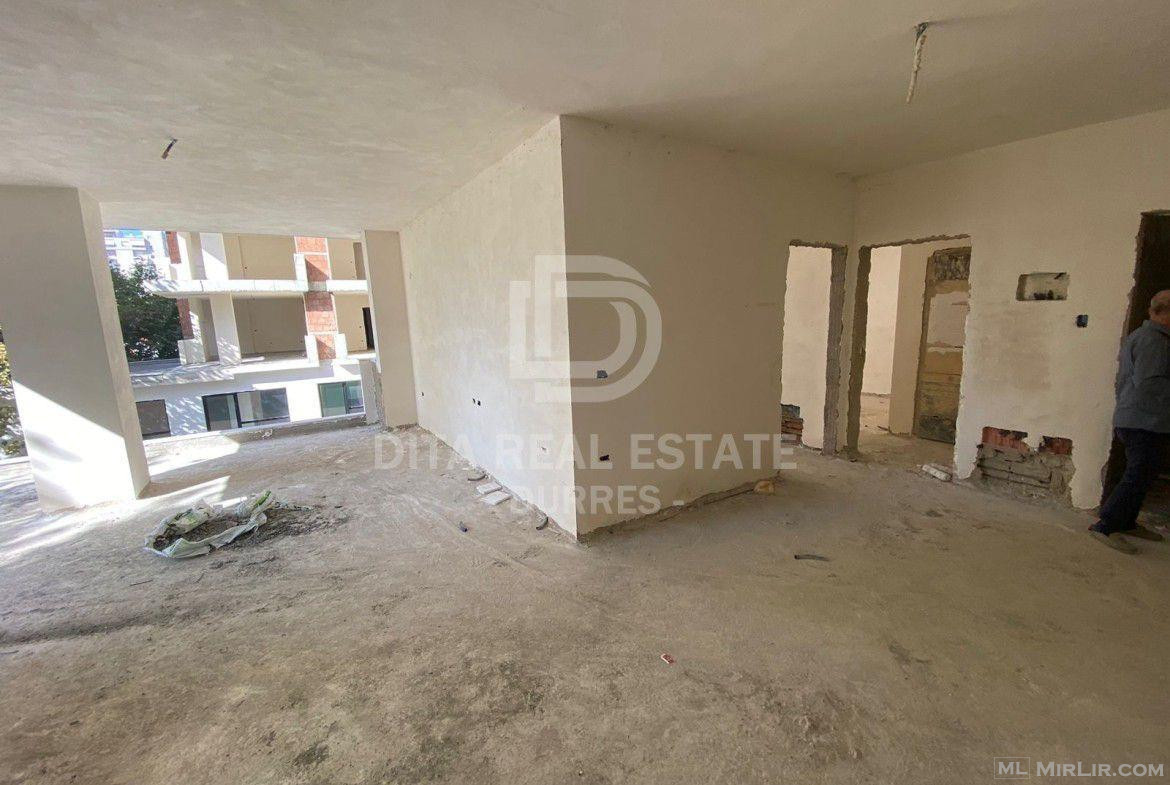 Shitet Apartament 2+1+2, Parku Sportiv Durres 130000 Euro