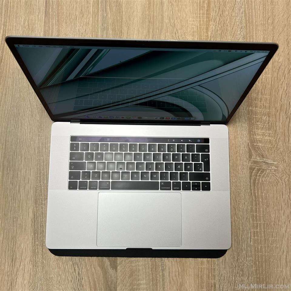 MacBook Pro 15-inch, 2017, i7 16Gbb 1TB Radeon Pro 4Gb