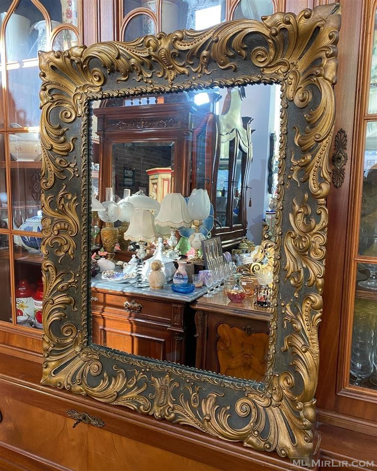 Pasqyre me kornize druri me gdhendje stil barok.