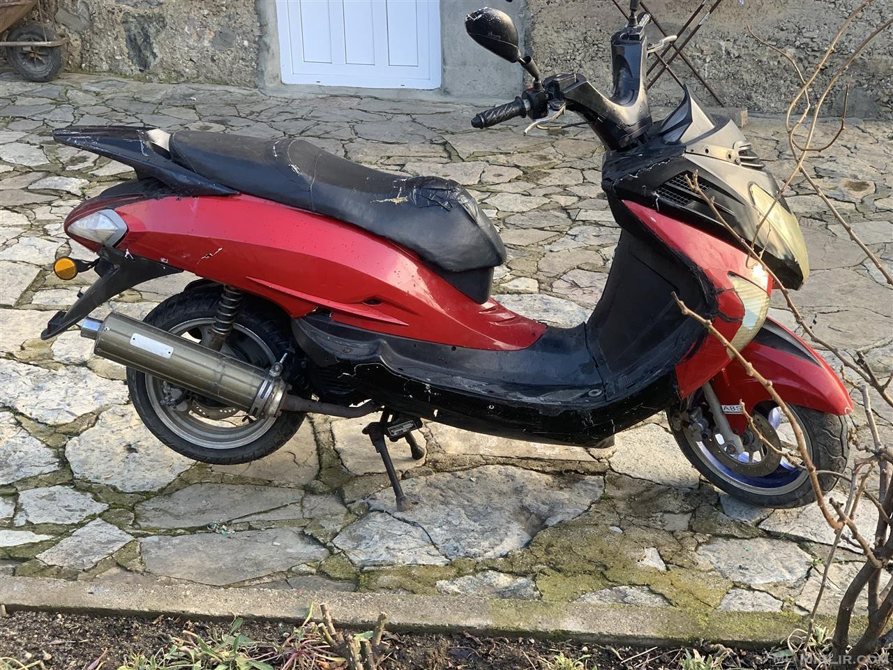 shitet skuteri 150cc